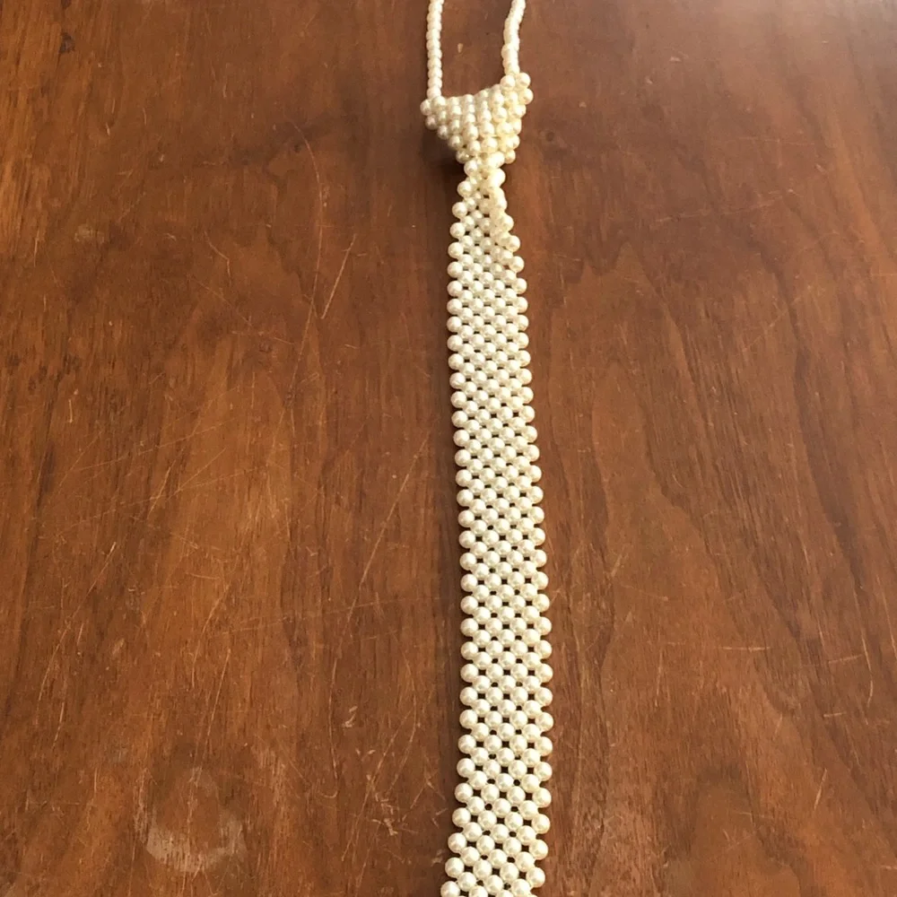 Elegant Pearl Tie - Picture 7 of 9